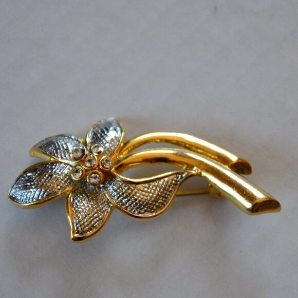 Vtg  goldtone flower brooch - Picture 2 of 4